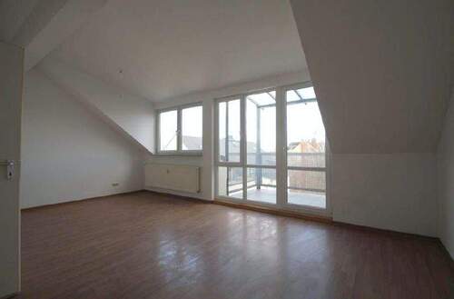 Wohnen mit Balkon - MIT CHARMANTEN DACHSCHRÄGEN, BALKON UND AUFZUG IM LUTHERVIERTEL...