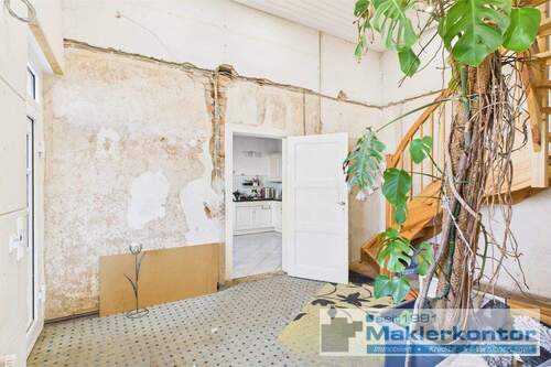 Diele mit Treppe zum OG - 