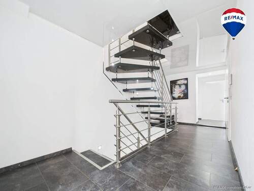 REMAX Immobilien DeLux Einfamilienhaus Diele Schwalbach Mark Borowicz - 