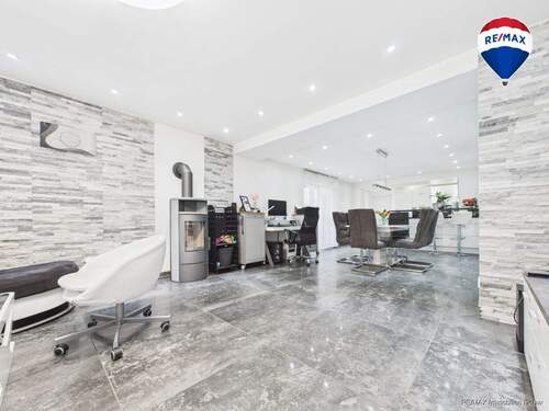 REMAX Immobilien DeLux Einfamilienhaus Wohnzimmer Schwalbach Mark Borowicz - 