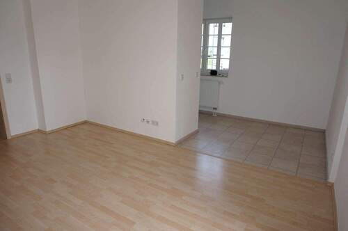 Wohnzimmer Bild3 - 2 Zimmer Etagenwohnung zur Miete in Chemnitz