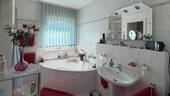 Badezimmer mit Eckbadewanne im Erdgeschoss - 