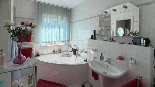 Badezimmer mit Eckbadewanne im Erdgeschoss - 