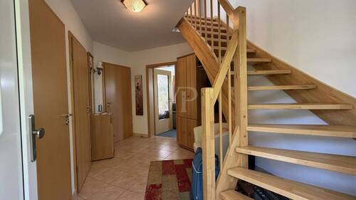 Der Eingangsbereich mit Treppe ins Obergeschoss - 