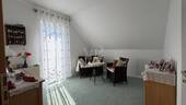 Schlafzimmer im Obergeschoss mit Zugang zum Balkon - 