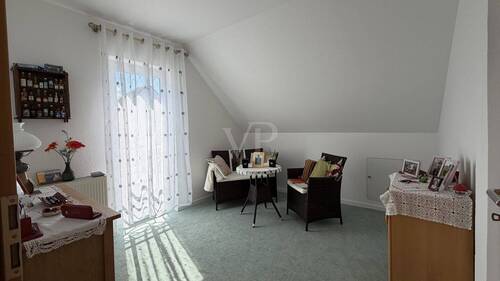 Schlafzimmer im Obergeschoss mit Zugang zum Balkon - 
