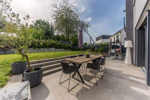 Terrasse - Design-Juwel in Bestlage: Offenes Wohnkonzept trifft auf Energieeffizienz (Erbpacht)