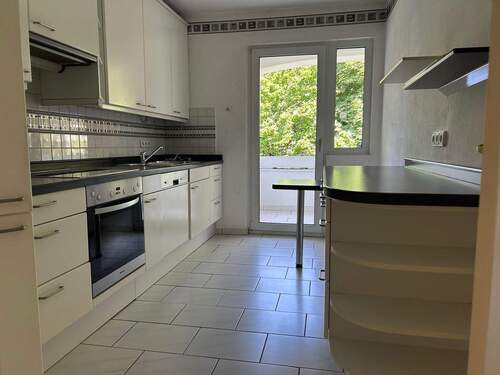Küche mit Balkonzugang und EBK - 2 Zimmer Etagenwohnung in Bochum