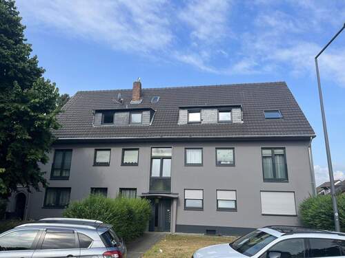 Hausansicht - KÖLN-WEIDEN; LICHTDURCHFLUTETE 3 ZIMMERWOHNUNG