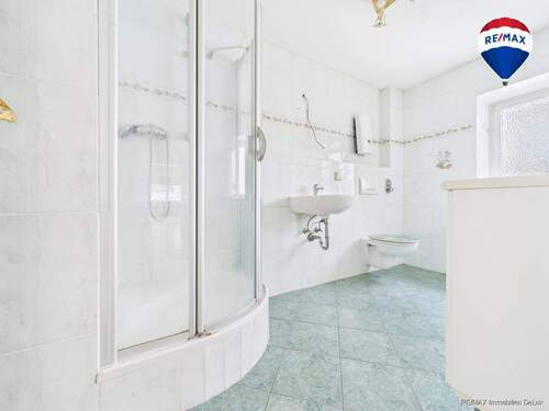 REMAX Immobilien DeLux Wohn-Geschäftshaus Badezimmer Ottweiler Mark Borowicz - 