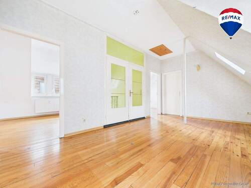 REMAX Immobilien DeLux Wohn-Geschäftshaus Wohnflur Ottweiler Mark Borowicz - 