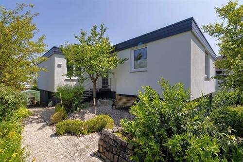 Eingangsbereich - Begehrte Wohnlage: Großzügiger Winkelbungalow mit schönem Garten und Garage