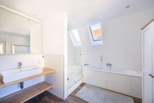 Badezimmer 2.OG - Einfamilienhaus mit 153,10 m&sup2; in Bietigheim-Bissingen zum Kaufen