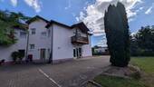 Außen - 2-Raum-Wohnung mit Balkon und Blick ins Grüne - ruhig wohnen in Eishausen