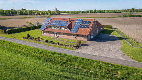 Titelbild - Einfamilienhaus mit Einliegerwohnung und Stallungen in Alleinlage und freiem Feld und Wiesenblick !