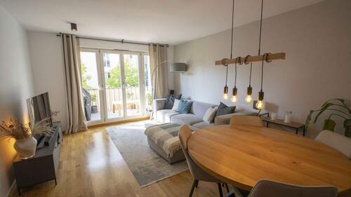Wohnzimmer - Bezugsfreie Traumwohnung mit moderner Einbauküche am Arnulfpark