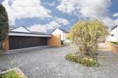Zufahrt mit Doppelgarage - 