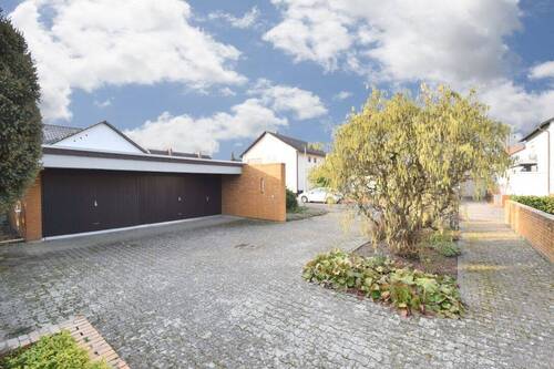 Zufahrt mit Doppelgarage - 