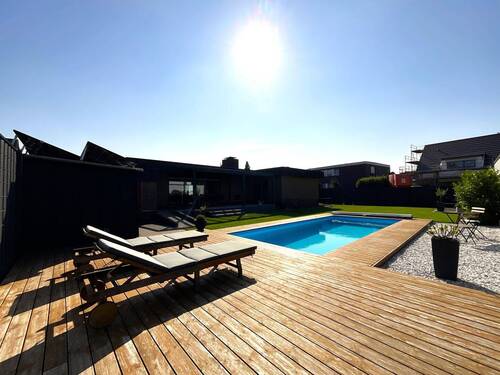 Blick vom Pool zum Haus - Bungalow mit 214,00 m&sup2; in Rheine zum Kaufen