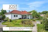 Rückansicht - Zukunftssicher wohnen: Energieeffizienter Bungalow mit sonnigem Garten und vielen Extras.