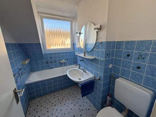 Tageslichtbad mit Wanne - 3 Zimmer Etagenwohnung zum Kaufen in Garbsen