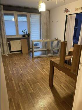 Wohnzimmer mit Durchbruch - 6 Zimmer Etagenwohnung zur Miete in Mücheln