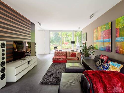 Der Wohnbereich öffnet sich zur hellen Gartenseite und verfügt über einen Durchsichtkamin, der für viel Behaglichkeit in den Wintermonaten sorgt - 