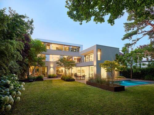 Das Haus präsentiert sich als architektonisches Highlight mit großzügigem Grundstück - Großzügiges Refugium auf Parkgrundstück in Berlin-Nikolassee