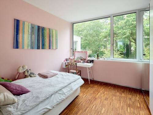 Blick in eines der Kinderzimmer, das sich nach Süden ins Grüne öffnet - 