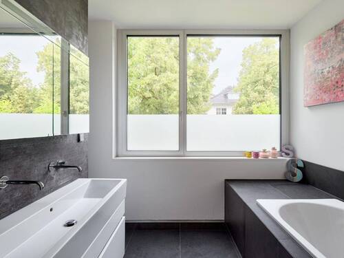 Im Haus befinden sich mehrere Bäder, die ein individuelles Familienleben ermöglichen - 