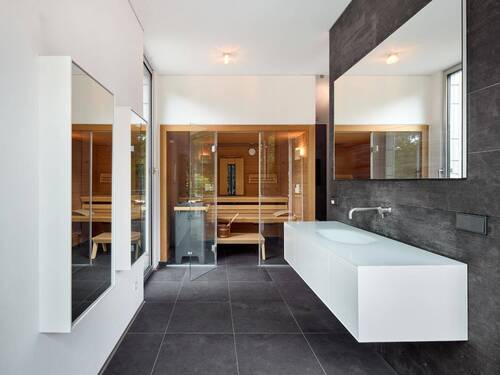 Das Master-Bad im Staffelgeschoss präsentiert sich mit allem Komfort wie der integrierten Sauna - 