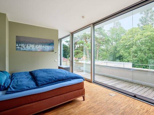 Vom Schlafzimmer gelangen Sie in die Ankleide und das Ensuite Bad - die Dachterrasse ist nahezu umlaufend und unterstreicht ein exklusives Penthousegefühl - 