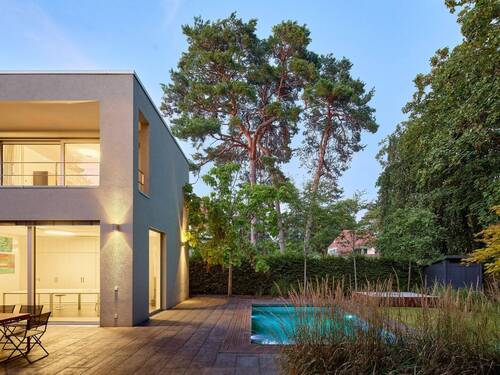 Das Grundstück liegt inmitten der großzügigen Gartenanlagen von Berlin-Nikolassee - 1 Zimmer Einfamilienhaus in Berlin