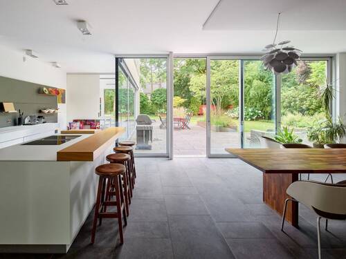 Drinnen und Draußen verschwimmen in der modernen Architektur des Hauses - 