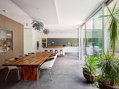 Der Koch- und Essbereich präsentiert sich außerordentlich großzügig mit viel Platz für die Familie und Gäste - 