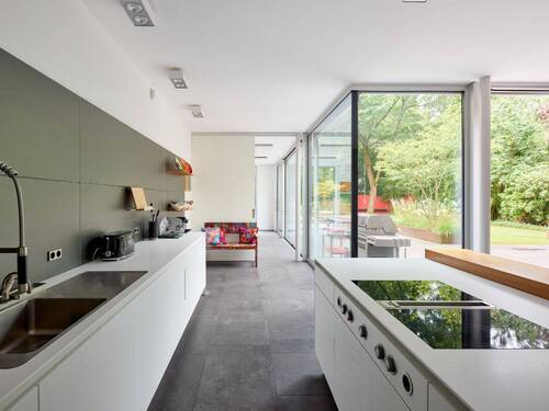 Die moderne Bulthaupküche mit hochwertigen Geräten setzt Maßstäbe in puncto Exklusivität - 