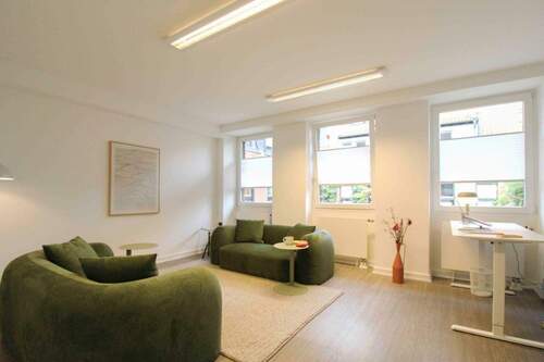 Helles Büro mit großzügigen Fensterflächen - 