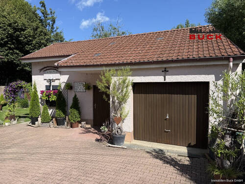 Garage mit Nebengebäude - 