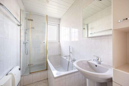 Badezimmer rechte Hälfte - Doppelhaushälfte mit 250,00 m&sup2; in Walheim zum Kaufen