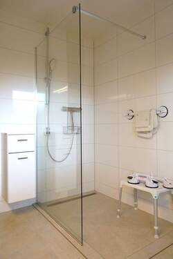 Bad mit ebenerdiger Dusche - 