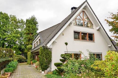 Hausansicht - Möbilierte Einliegerwohnung für EINE Person ab 40 Jahren in einem sehr exklusiven Einfamilienhaus in ruhiger, ländlic...