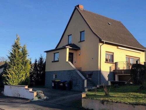 Hausansicht mit Einfahrt - 