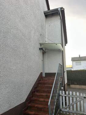 Außenansicht Haustür - Attraktive Doppelhaushälfte in ruhiger, zentraler Lage von Illingen