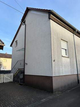 Außenansicht vorne - 4 Zimmer Doppelhaushälfte in Illingen