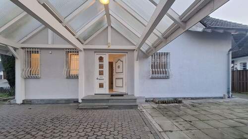 Carport und Hauseingang - 4 Zimmer Einfamilienhaus in Niddatal