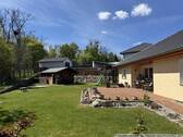 Gartenansicht mit Gartenhaus - 