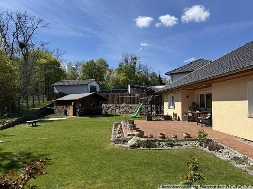 Gartenansicht mit Gartenhaus - 