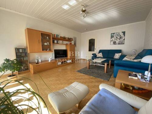 Großzügiges Wohnzimmer - 