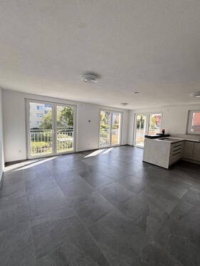Bild 1 - Neubau Sonnige, moderne 3-Zi.-Wohnung mit Balkon, Einbauküche und Stellplatz