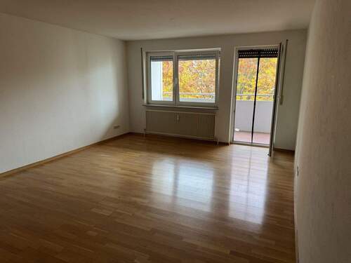 Wohnzimmer mit Zugang Balkon - 3 Zimmer Etagenwohnung zum Kaufen in Tamm